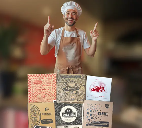 pizzaiolo con cajas de pizzas impresas